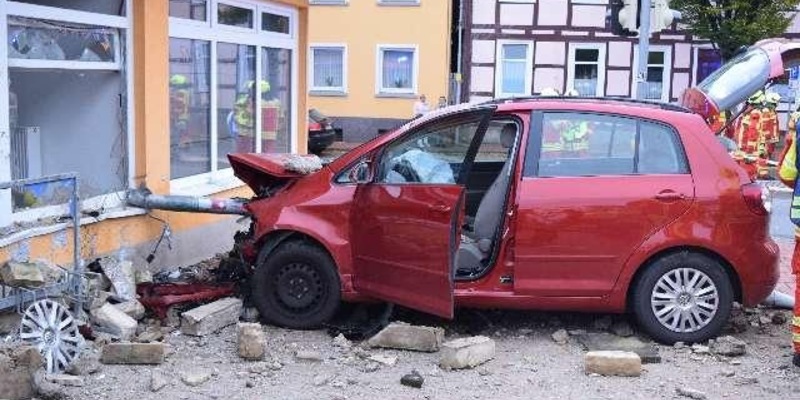POL-NI: Schwerer Verkehrsunfall mitten in Rodenberg - 87-jährige zum Glück nur leicht verletzt - Foto: presseportal.de