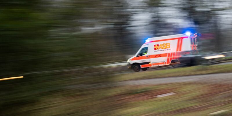 Eine junge Frau ist tödlich verunglückt. (Symbolbild) - Foto: Julian Stratenschulte/dpa