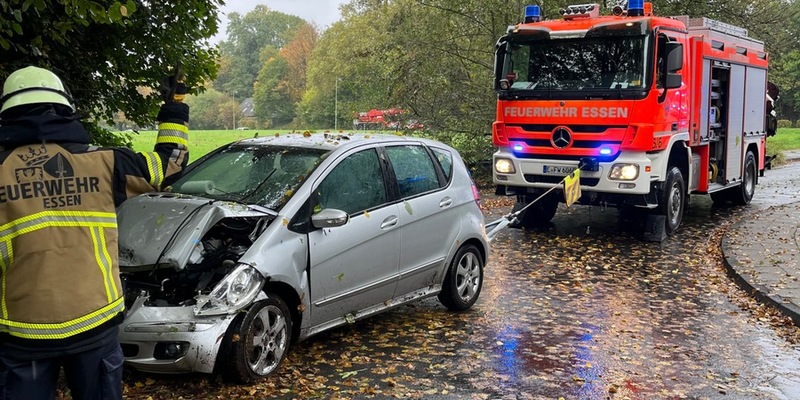 FW-E: Schwerer Verkehrsunfall - Pkw durchbricht Leitplanke und droht Abhang abzurutschen - Foto: presseportal.de