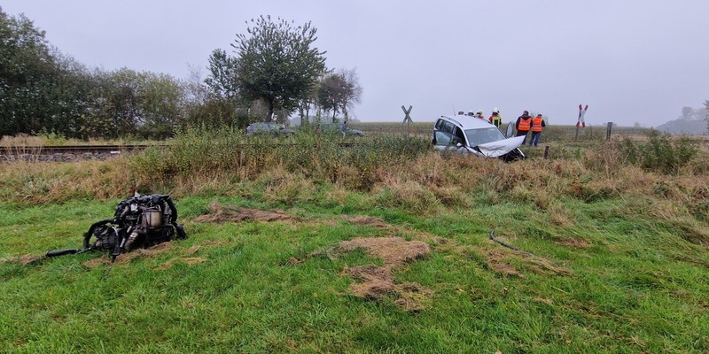 FFW Schiffdorf: Zug schleudert Pkw an Bahnübergang von Fahrbahn: 52 Personen aus Zug evakuiert - Foto: presseportal.de