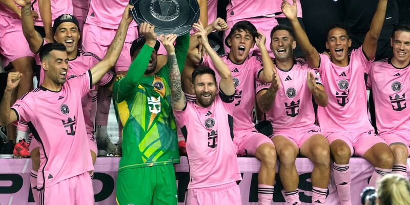 Lionel Messi (M.) führte Inter Miami zum Punkterekord. - Foto: Lynne Sladky/AP/dpa