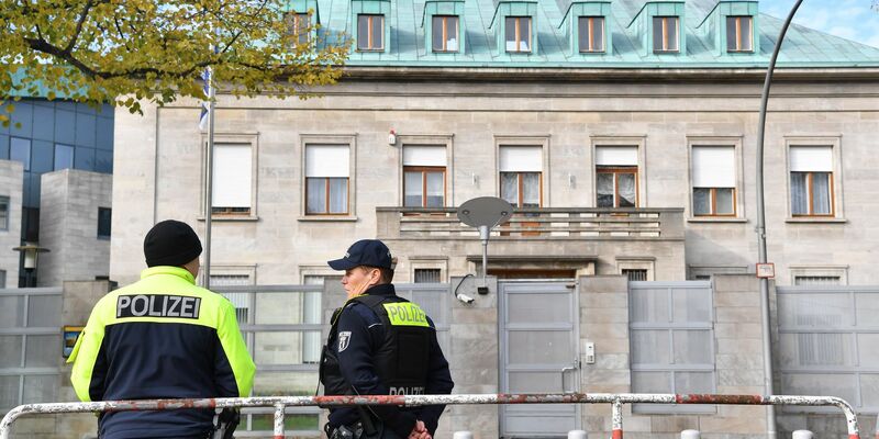 Die Bundesanwaltschaft wirft dem Tatverdächtigen vor, einen Anschlag mit Schusswaffen auf die israelische Botschaft in Berlin geplant zu haben.  - Foto: Paul Zinken/dpa