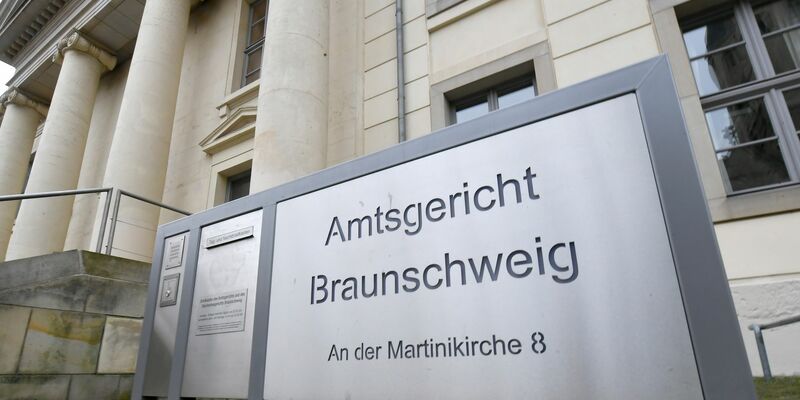 Ein Mann muss nach einem Messerangriff bei Peine vor einen Untersuchungsrichter. (Archivbild) - Foto: Holger Hollemann/dpa