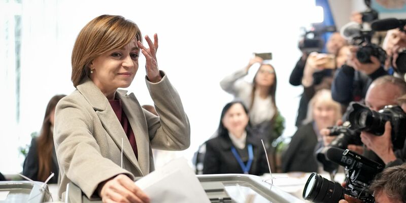 Bei den Präsidentschaftswahlen in Moldau zeichnet sich eine höhere Wahlbeteiligung als vor vier Jahren ab. - Foto: Vadim Ghirda/AP