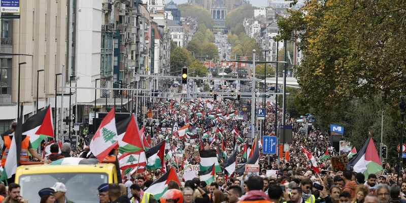 Die Demonstranten zogen vom Nordbahnhof der belgischen Hauptstadt in das Europaviertel. - Foto: Nicolas Maeterlinck/Belga/dpa