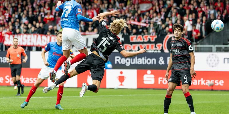 Berlins Aljoscha Kemlein (l) und Kiels Steven Skrzybski kämpfen um den Ball. - Foto: Axel Heimken/dpa
