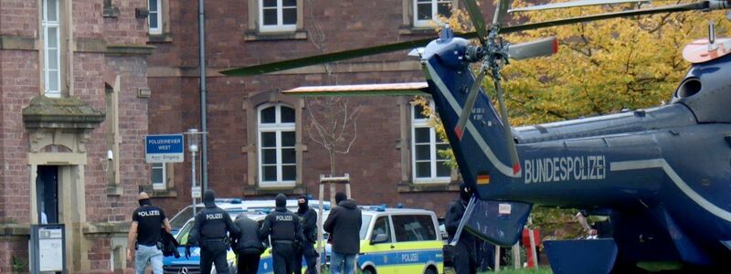 Der in Bernau festgenommene Verdächtige wurde per Hubschrauber zur Haftvorführung nach Karlsruhe gebracht. - Foto: René Priebe/dpa