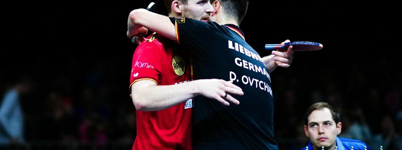 Deutsches Duell bei der Tischtennis-EM: Benedikt Duda (l) schlägt überraschend Dimitrij Ovtcharov. - Foto: Eva Manhart/APA/dpa