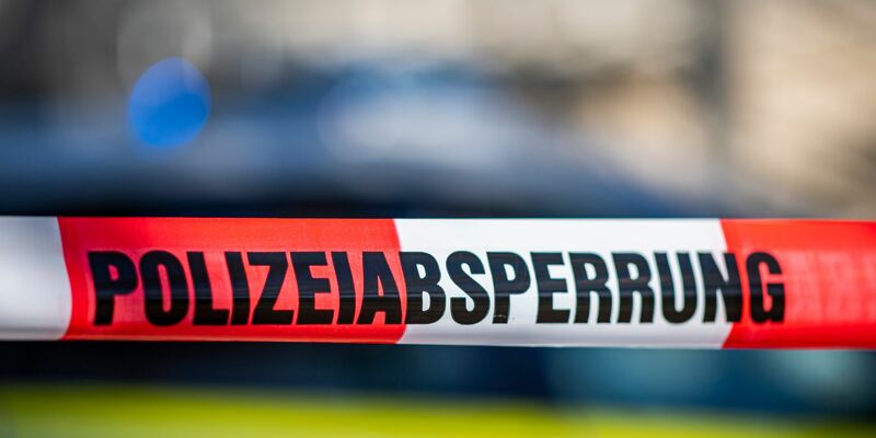 In Königs Wusterhausen waren am Morgen mehrere Polizeibeamte im Einsatz. - Foto: David Inderlied/dpa