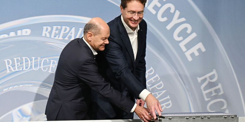 Mercedes-Benz eröffnet ein Batterie-Recycling-Werk. - Foto: Uli Deck/dpa