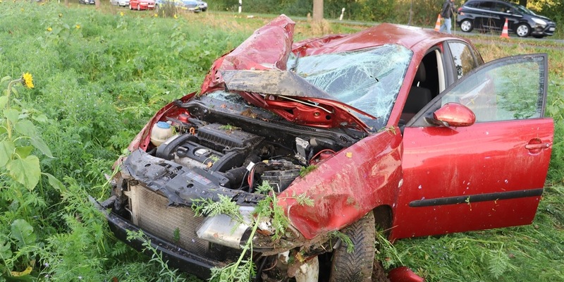 POL-HF: Seat-Fahrer schleudert in Graben- Auto überschlägt sich - Foto: presseportal.de