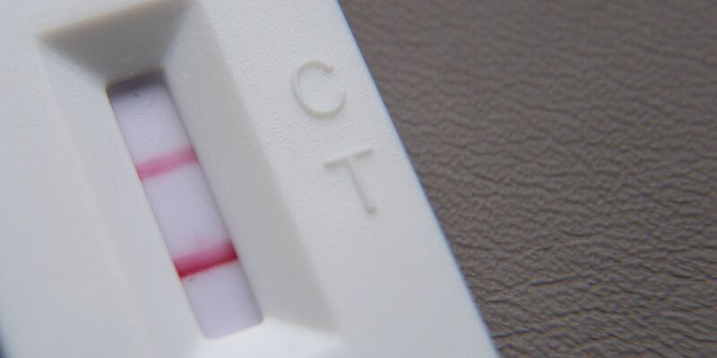 Derzeit stecken sich viele Menschen mit der Covidvariante XEC an. (Symbolbild) - Foto: Sebastian Gollnow/dpa