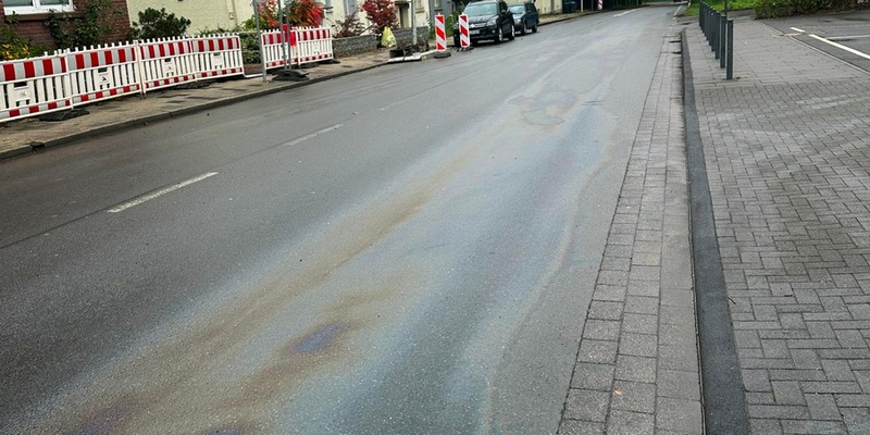 FW-EN: Intensive Ölspur in der gesamten Innenstadt - Auch Bundesstraße nach Dortmund betroffen - Feuerwehr fünf Stunden im Einsatz. - Foto: presseportal.de