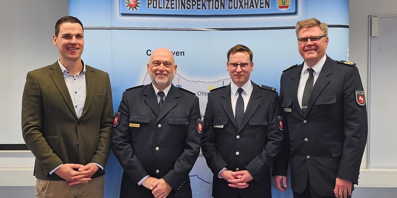POL-OLD: +++ Neuer Leiter des Einsatzbereichs in der Polizeiinspektion Cuxhaven +++ Polizeipräsident Andreas Sagehorn führt Bastian Schwarzat in sein neues Amt ein +++ - Foto: presseportal.de