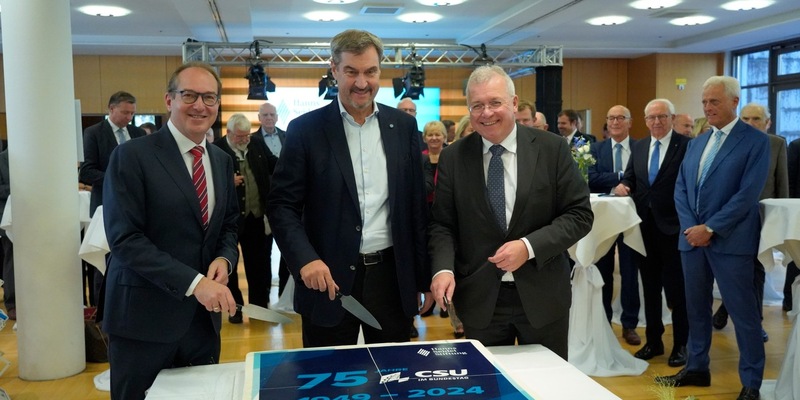 75 Jahre CSU im Bundestag: / Seit 1949 eigene Farbe, eigenes Gewicht und eigene Qualität / Tortenanschnitt zum Jubiläum - Foto: presseportal.de