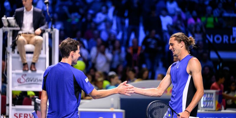 Alexander Zverev (r.) zieht in Wien souverän ins Achtelfinale ein. - Foto: Max Slovencik/APA/dpa