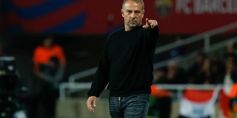 Hansi Flick weist als Trainer in Barcelona erfolgreich den Weg. In der Champions League kommt es für ihn zum spannenden Wiedersehen mit dem FC Bayern.  - Foto: Joan Monfort/AP/dpa