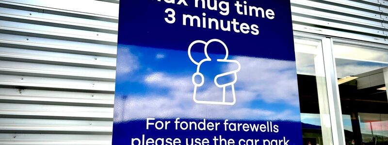 Das Schild hat weltweit Schlagzeilen gemacht - sehr zur Freude der Macher.  - Foto: Sarah Soper/Dunedin Airport/AP/dpa