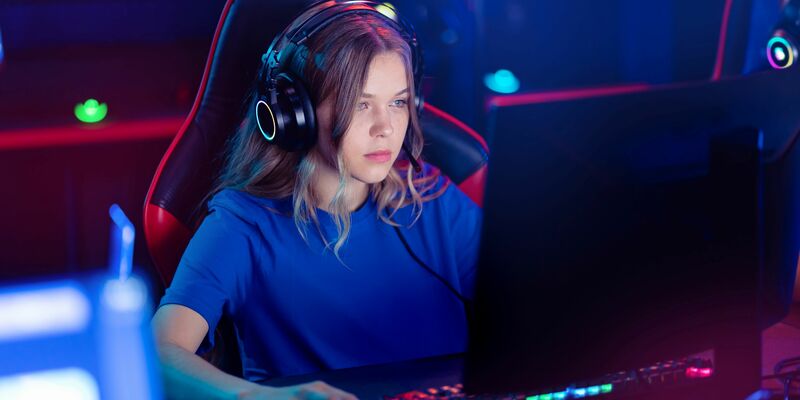 Frau beim Gaming - Foto: Shutterstock über pressetext.de