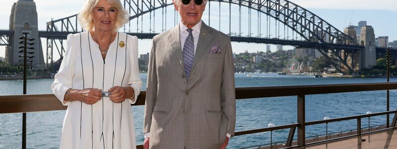 Das Königspaar genoss den Blick auf die Harbour Bridge bei herrlichstem Wetter. - Foto: Mark Baker/Pool AP/dpa