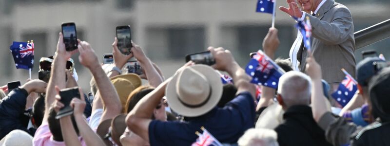 Charles und Camilla nahmen am Opernhaus von Sydney ein Bad in der Menge. - Foto: Dean Lewins/AAP/dpa