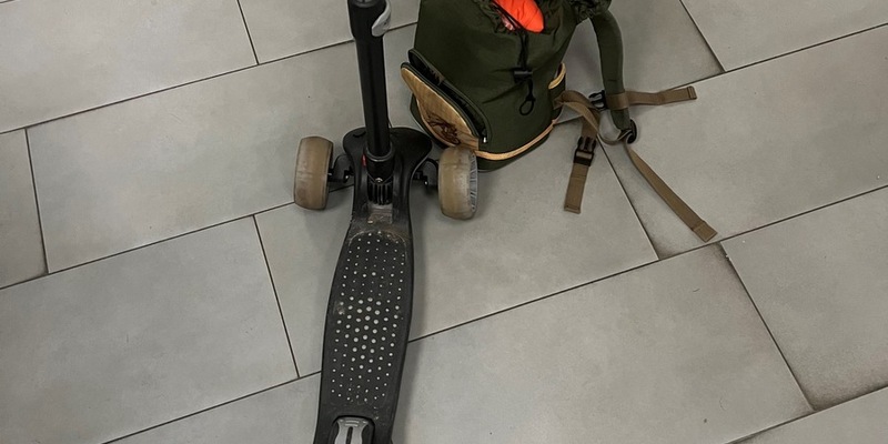 POL-KLE: Goch - PKW nach Steinwurf beschädigt / Polizei sucht Besitzer des Rollers und des Rucksacks - Foto: presseportal.de