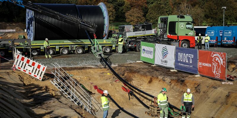 Nach der Abschaltung der Atomkraftwerke und dem Kohleausstieg sind insbesondere Bayern und Baden-Württemberg auf Windkraft aus dem Norden angewiesen.  - Foto: Focke Strangmann/dpa