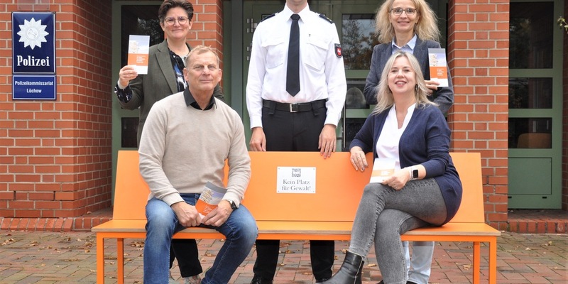 POL-LG: ++ Ein Zeichen gegen Gewalt ++ Orangefarbene Bank im Wartebereich der Lüchower Polizeiwache ++ Opferschutzbüro übergibt Bank aus landesweiter Aktion an Polizeidienststelle ++ - Foto: presseportal.de