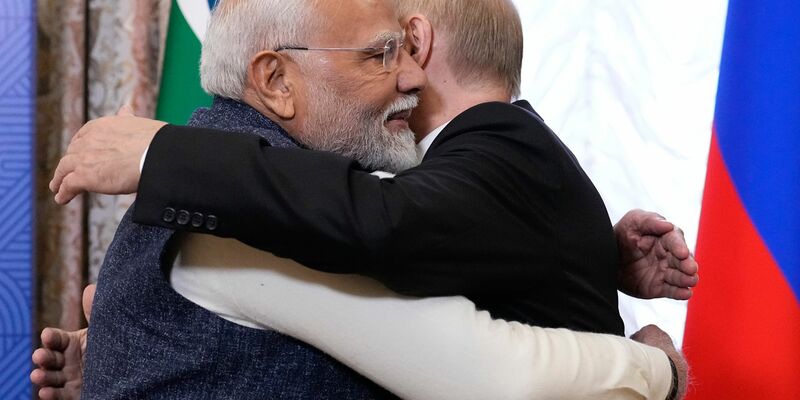 Die Umarmung mit Modi liefert Putin eins der nötigen Bilder, um zu demonstrieren, dass er international trotz Krieg nicht isoliert ist. - Foto: Alexander Zemlianichenko/Pool AP/dpa