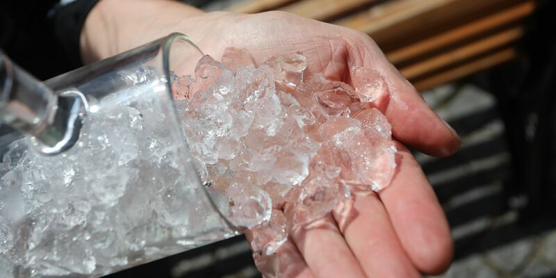 Die Firma Nordfrost GmbH & Co. KG hat Eiswürfel-Beutel wegen möglicher Verunreinigung deutschlandweit zurückgerufen.  - Foto: Matthias Bein/dpa