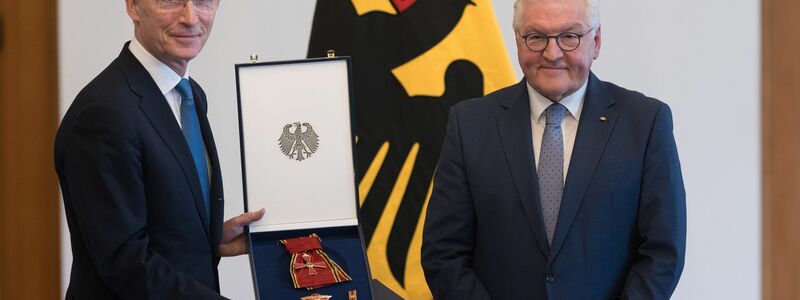 Bundespräsident Frank-Walter Steinmeier (r) würdigt die Verdienste des ehemaligen Nato-Generalsekretärs Jens Stoltenberg. - Foto: Sebastian Christoph Gollnow/dpa