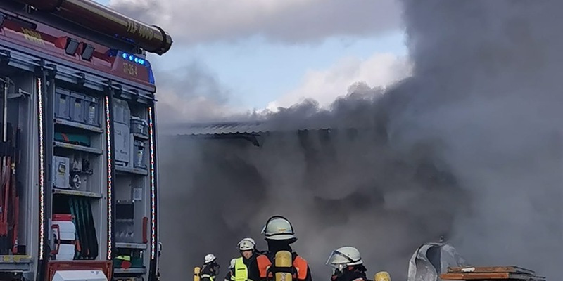 POL-STD: Feuer in Lagerhalle auf Obsthof im Alten Land - Foto: presseportal.de