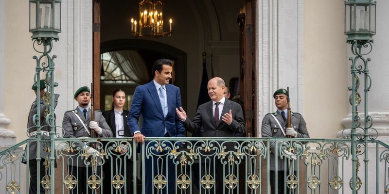 Gaza und Afghanistan: Trotz aller Kritik an Katar ist der Emir für Kanzler Scholz ein wichtiger Partner. - Foto: Michael Kappeler/dpa