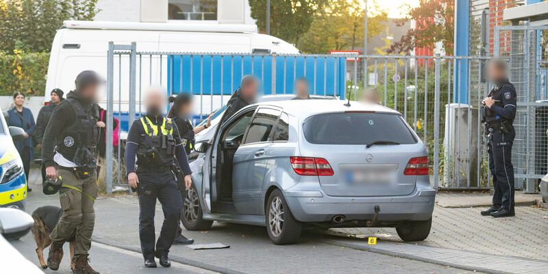 Am helllichten Tag erschießt in Köln ein Unbekannter einen 32-jährigen Mann und flieht auf einem E-Roller. Über die Hintergründe wurde bislang nichts bekannt. - Foto: Benjamin Westhoff/dpa