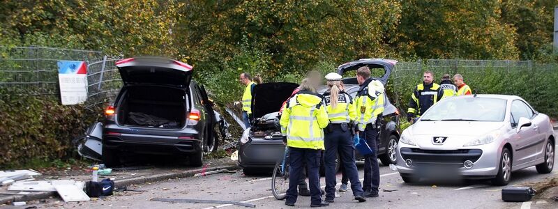 Eine Mutter und ihre zwei kleinen Söhne starben noch an der Unfallstelle.  - Foto: -/SDMG/dpa