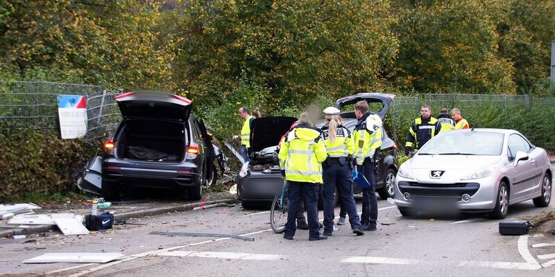 Dem Fahrer des Unfallwagens wurde eine Blutprobe entnommen. - Foto: -/SDMG/dpa