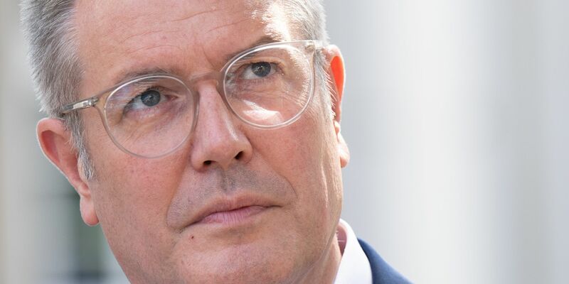 Schweitzer will mehr Unterstützung des Bundes in der Flüchtlingspolitik - Foto: Boris Roessler/dpa