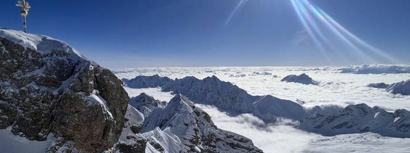 Deutschlands höchster Gipfel: die Zugspitze. Bayern gehört für den «Lonely Planet» zu den Top-Zielen des kommenden Jahres. (Archivbild) - Foto: Christoph Trost/dpa