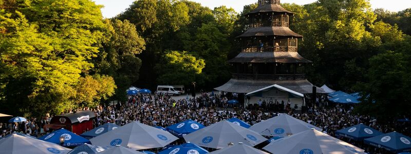 Einer der bekanntesten Biergärten Münchens ist der am Chinesischen Turm im Englischen Garten. (Archivbild) - Foto: Sven Hoppe/dpa