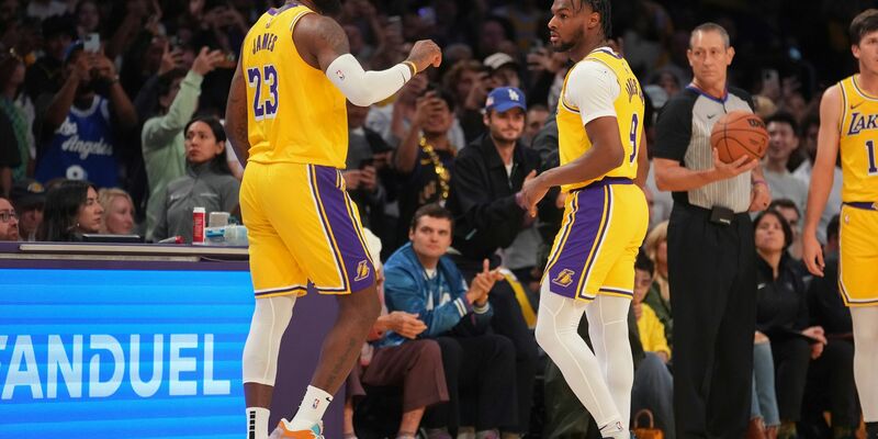 LeBron James und Bronny James wurden zusammen eingewechselt. - Foto: Eric Thayer/AP/dpa