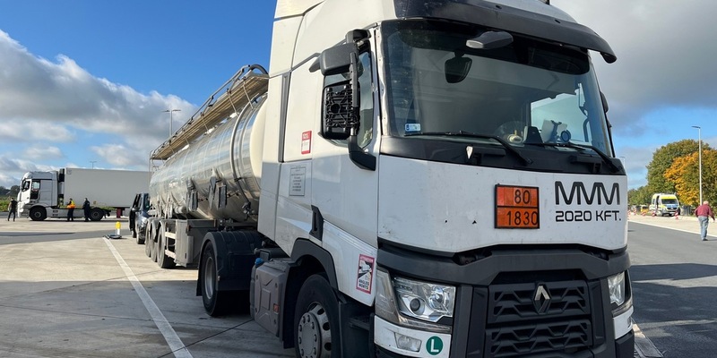 POL-DO: Defekte Bremsen, gebrochene Karosserie und Rost: Polizei stoppt Gefahrgut-Transporter auf der A44 bei Werl - Foto: presseportal.de