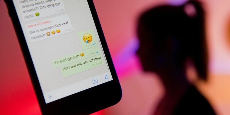 Viele Schülerinnen und Schüler in Deutschland sind von Cybermobbing betroffen. (Symbolbild) - Foto: picture alliance / Julian Stratenschulte/dpa