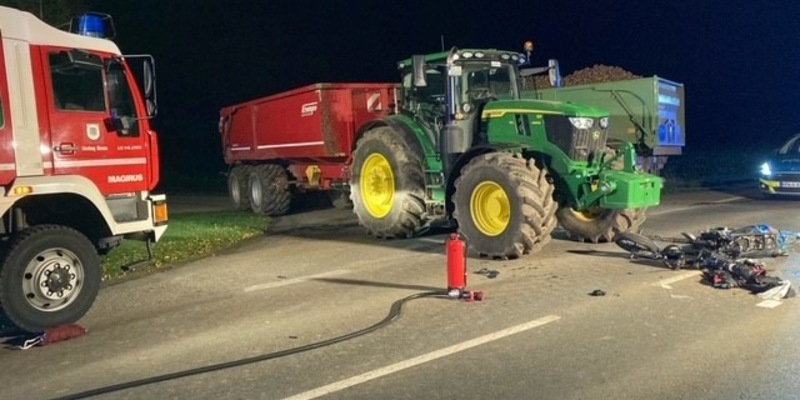 FW Bergheim: Drei Verletzte bei Verkehrsunfall in Bergheim Motorrad prallt gegen Traktor - Motorradfahrer lebensgefährlich verletzt - Foto: presseportal.de