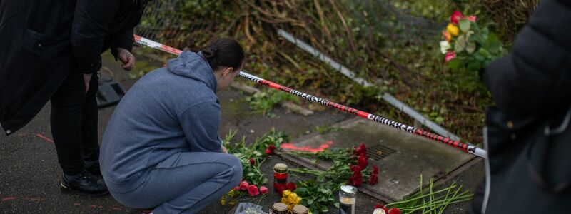 Nach dem Unfall mit drei Toten legen Trauernde Blumen und Kerzen an der Unfallstelle nieder. - Foto: Christoph Schmidt/dpa