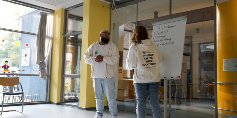 Müde von Work-Life-Balance? Belastbarkeit steigern statt Belastung senken - Stevan Bimbasic erklärt, warum isolierte Selbstfürsorge schädlich für Kitas ist - Foto: presseportal.de