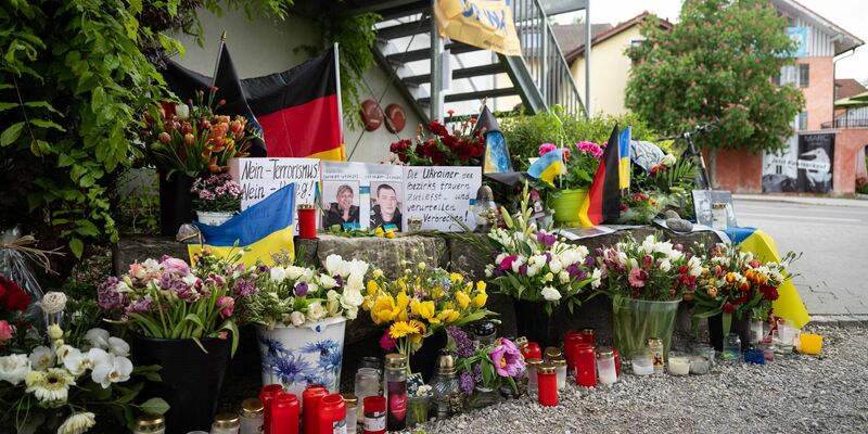 Am Tatort wurden Blumen niedergelegt für die beiden getöteten ukrainischen Soldaten im Alter von 23 und 36 Jahren waren zur medizinischen Behandlung und Rehabilitation in der Region. - Foto: Lukas Barth/dpa