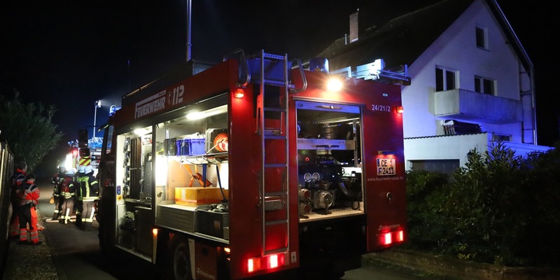 FW Hambühren: Familie kann sich dank auslösenden Rauchmeldern bei nächtlichem Wohnungsbrand selbst retten - Foto: presseportal.de
