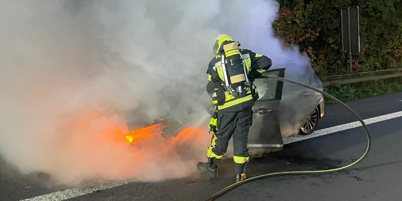FW-NE: PKW-Brand auf der Autobahn A57 | Keine Verletzten - Foto: presseportal.de