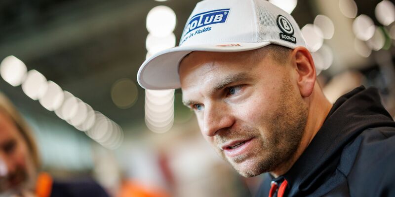 Ist ebenfalls angeschlagen, aber kann wenigstens trainieren: Alexander Schmid bei der offiziellen Winter-Einkleidung des DSV. - Foto: Daniel Karmann/dpa