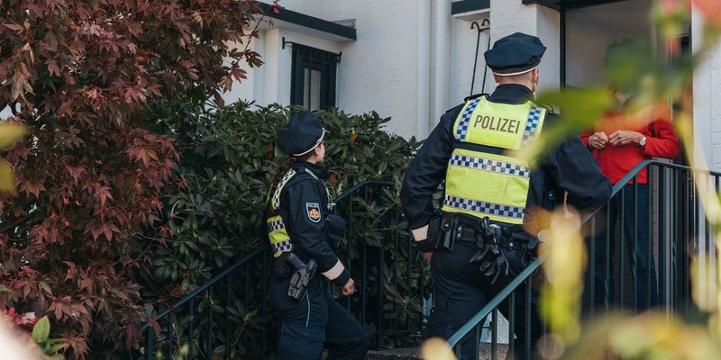 POL-Bremerhaven: Erfolgreiche Aktion Gemeinsam Wachsam 2024: Polizisten informieren in 850 Haushalten über Schutz vor Einbruchdiebstahl - Info-Stand am kommenden Samstag - Foto: presseportal.de